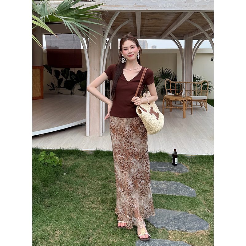 Women's Summer Two-Piece Set Solid T-Shirt and Leopard Chiffon Floral Skirt - Image 3