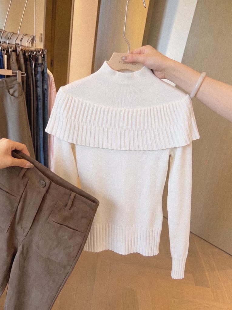 Korean Style White Long Sleeve Knit Sweater for Women 2026 Fall Slimming Pullover